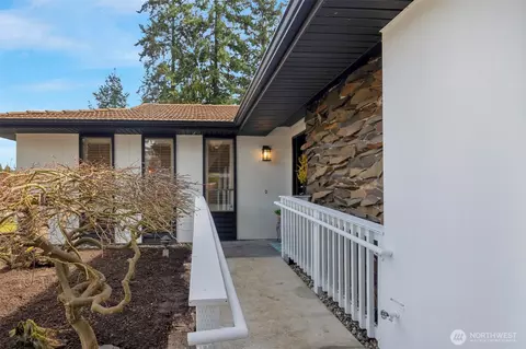 Exterior - 2402 Larlin Dr, Everett, WA 98203 photo 5 of 12