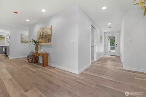 Entry Way - 2402 Larlin Dr, Everett, WA 98203 photo 4 of 6