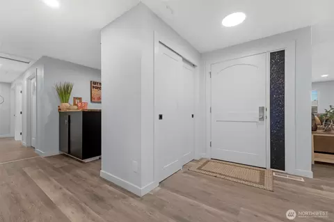 Entry Way - 2402 Larlin Dr, Everett, WA 98203 photo 2 of 6