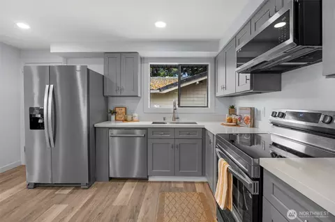 Kitchen - 2402 Larlin Dr, Everett, WA 98203 photo 2 of 2