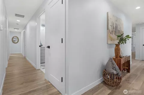 Entry Way - 2402 Larlin Dr, Everett, WA 98203 photo 6 of 6