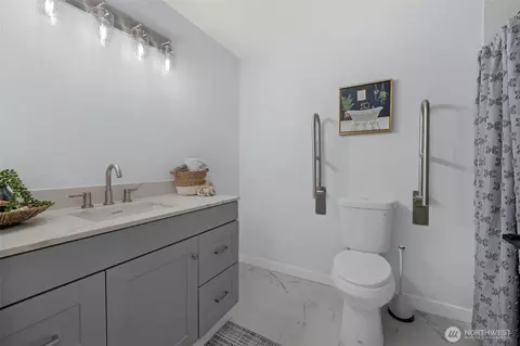 Bath - 2402 Larlin Dr, Everett, WA 98203 photo 4 of 6