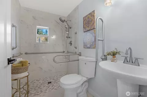 Bath - 2402 Larlin Dr, Everett, WA 98203 photo 3 of 6