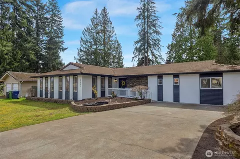 Exterior - 2402 Larlin Dr, Everett, WA 98203 photo 2 of 12