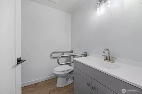 Bath - 2402 Larlin Dr, Everett, WA 98203 photo 6 of 6