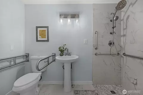 Bath - 2402 Larlin Dr, Everett, WA 98203 photo 1 of 6