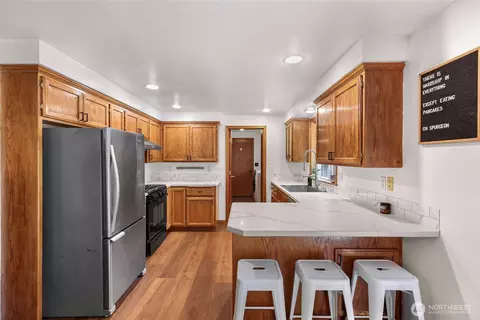 Kitchen - 9088 Kendall Rd, Sumas, WA 98295 photo 2 of 4