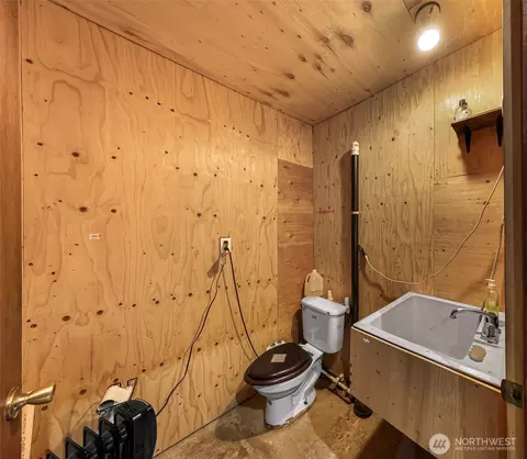 Bath - 9088 Kendall Rd, Sumas, WA 98295 photo 2 of 2