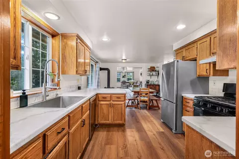 Kitchen - 9088 Kendall Rd, Sumas, WA 98295 photo 3 of 4