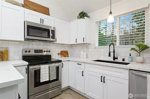 Kitchen - 19922 3rd Dr SE, Bothell, WA 98012 photo 2 of 2