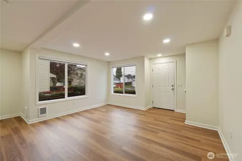 Living - 2902 13th St #3B, Everett, WA 98201 photo 4 of 5