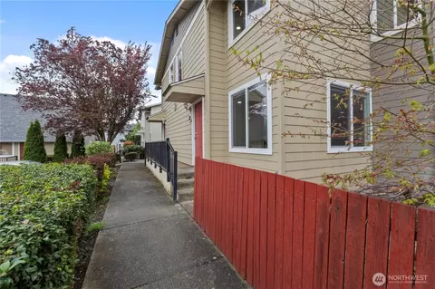 Exterior - 2902 13th St #3B, Everett, WA 98201 photo 2 of 4