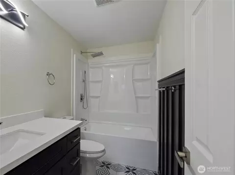 Bath - 2902 13th St #3B, Everett, WA 98201 photo 1 of 1
