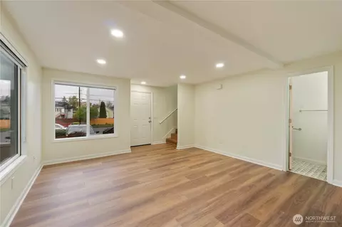Living - 2902 13th St #3B, Everett, WA 98201 photo 3 of 5