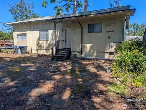 581 Dolphin Ave NE, Ocean Shores, WA 98569