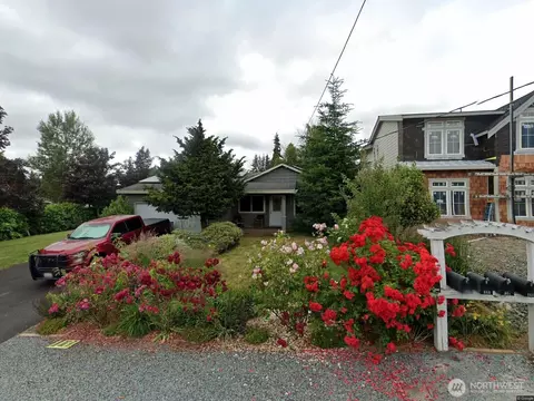 696 16th Ave W, Kirkland, WA 98033