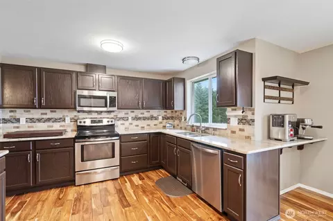 Kitchen - 140 Garrett Loop, Chehalis, WA 98532 photo 2 of 3