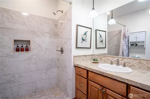Bath - 720 Loop Ave, Manson, WA 98831 photo 2 of 5