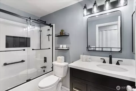 Bath - 12407 4th Ave W #2304, Everett, WA 98204 photo 2 of 2