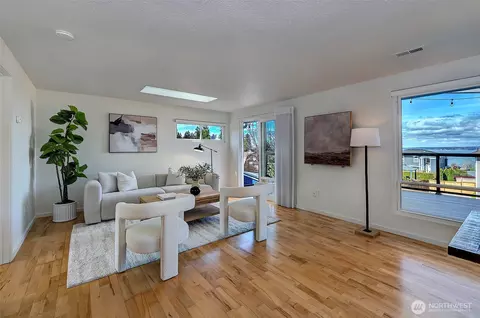 Living - 1713 Bailey Ave, Everett, WA 98203 photo 1 of 2