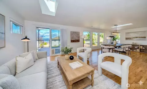 Living - 1713 Bailey Ave, Everett, WA 98203 photo 2 of 2