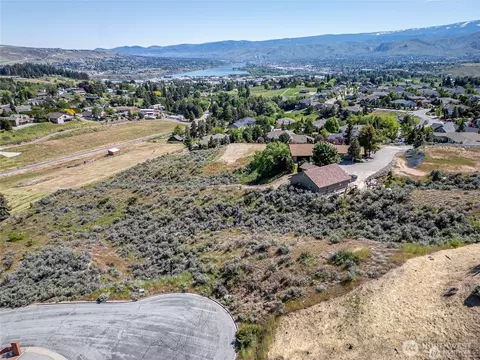 327 Mahogany Ln, Wenatchee, WA 98801
