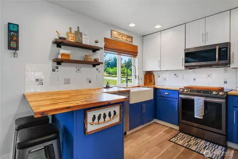 Kitchen - 21415 23rd Ave E, Spanaway, WA 98387 photo 2 of 4