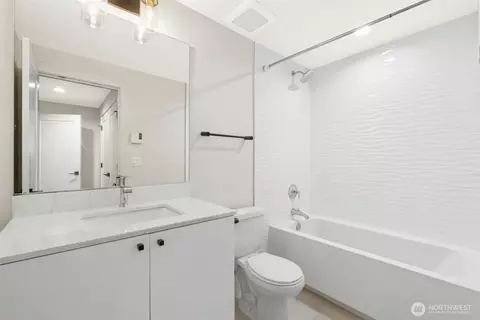 Bath - 916 B 14th Ave, Seattle, WA 98122 photo 4 of 4