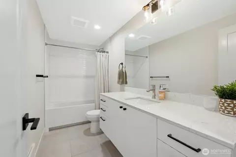 Bath - 916 B 14th Ave, Seattle, WA 98122 photo 3 of 4