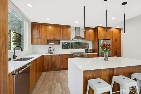 Kitchen - 916 B 14th Ave, Seattle, WA 98122 photo 3 of 4