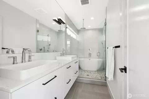 Bath - 916 B 14th Ave, Seattle, WA 98122 photo 1 of 4