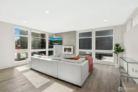 Living - 916 B 14th Ave, Seattle, WA 98122 photo 1 of 2