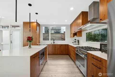 Kitchen - 916 B 14th Ave, Seattle, WA 98122 photo 4 of 4