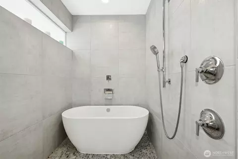 Bath - 916 B 14th Ave, Seattle, WA 98122 photo 2 of 4