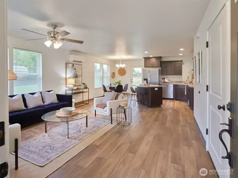 Entry Way - 497 Hart Rd, Winlock, WA 98596 photo 1 of 3