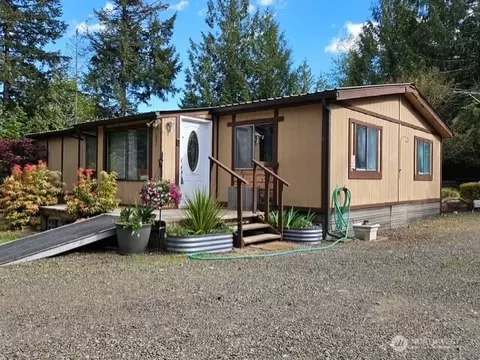 221 E Country Ln, Allyn, WA 98524