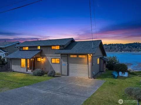 8208 Sandy Hook Dr, Clinton, WA 98236