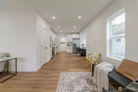 Entry Way - 1315 E Marine View Dr, Everett, WA 98201 photo 1 of 6