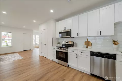 Kitchen - 1315 E Marine View Dr, Everett, WA 98201 photo 6 of 8