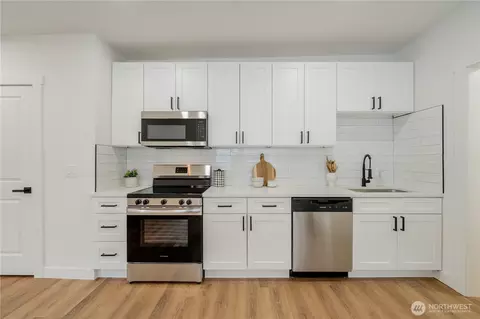 Kitchen - 1315 E Marine View Dr, Everett, WA 98201 photo 3 of 8