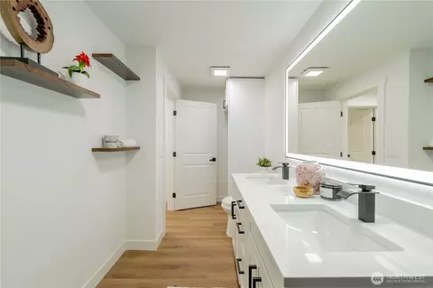 Bath - 1315 E Marine View Dr, Everett, WA 98201 photo 2 of 3