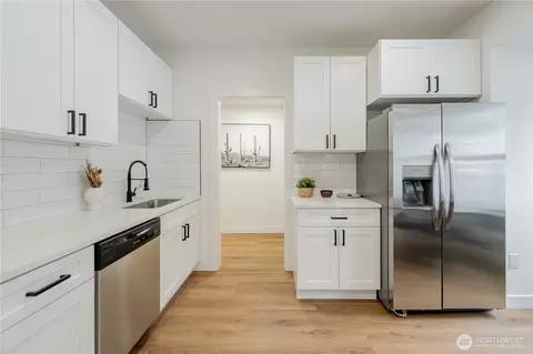 Kitchen - 1315 E Marine View Dr, Everett, WA 98201 photo 7 of 8