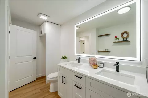 Bath - 1315 E Marine View Dr, Everett, WA 98201 photo 3 of 3