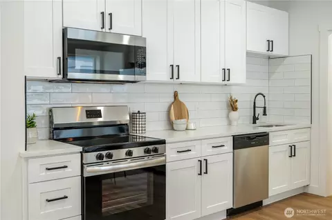Kitchen - 1315 E Marine View Dr, Everett, WA 98201 photo 4 of 8