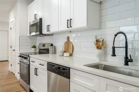Kitchen - 1315 E Marine View Dr, Everett, WA 98201 photo 5 of 8