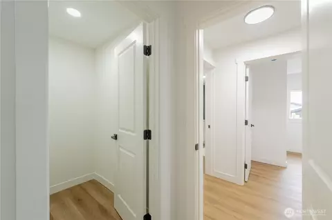 Entry Way - 1315 E Marine View Dr, Everett, WA 98201 photo 3 of 6