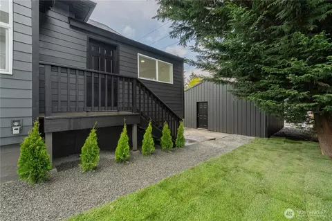 Exterior - 1315 E Marine View Dr, Everett, WA 98201 photo 4 of 6