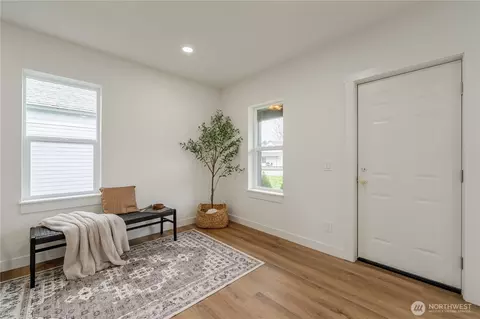 Entry Way - 1315 E Marine View Dr, Everett, WA 98201 photo 2 of 6
