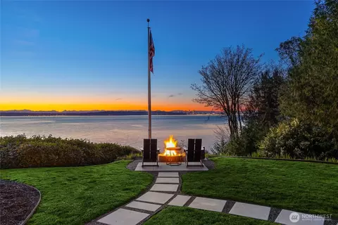 11676 Sunrise Dr, Bainbridge Island, WA 98110