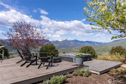 8 Deer Trails Way, Winthrop, WA 98862